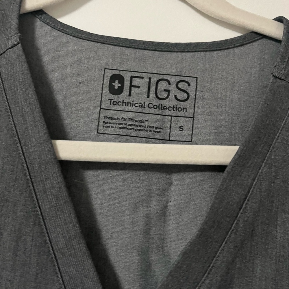 FIGS Casma Three-Pocket Scrub Top in Graphite - Picture 4 of 5
